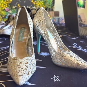 🌟Elegant Betsy Johnson Silver Glittery Rhinestone Cutout Heels🌟